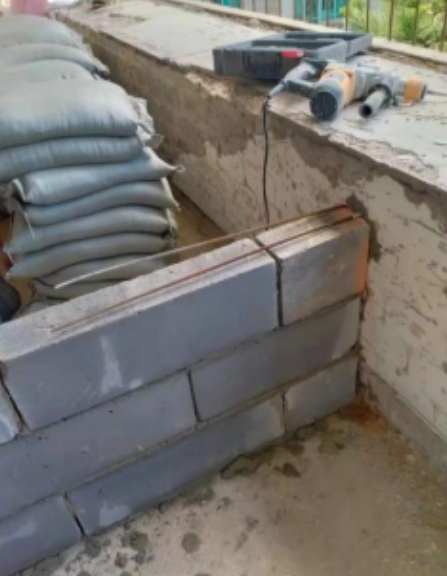 新砌墙时植筋，增加拉力