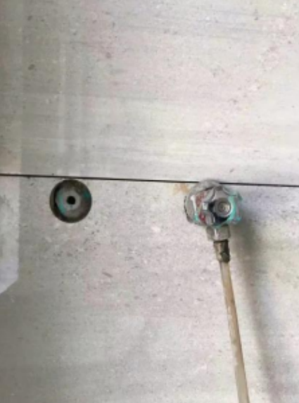 使用开孔器开孔